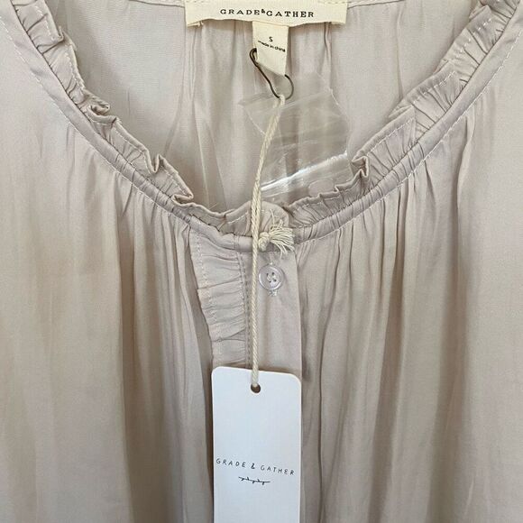 Grade & Gather Beige Ruffle Trim Long Sleeve Button Up Top NWT Size Small - Picture 3 of 5